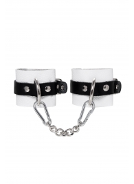 Бело-черные кожаные наручники с одним ремешком с люверсами - Pecado - купить с доставкой в Ярославле