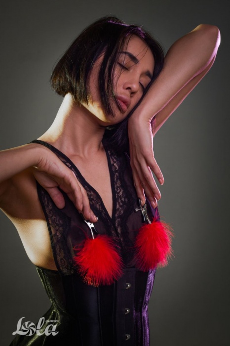 Зажимы на соски с красным пухом Euphoric - Lola Games - купить с доставкой в Ярославле