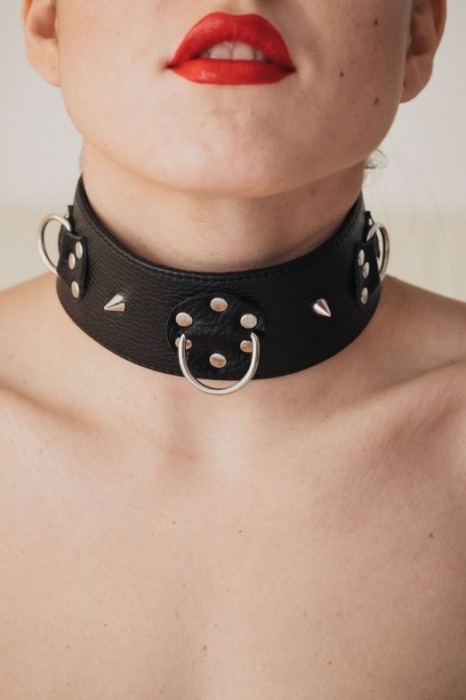 Чёрный кожаный ошейник с кольцами и клёпками - БДСМ Арсенал - купить с доставкой в Ярославле