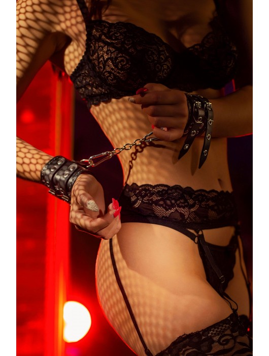 Черные кожаные наручники с двумя ремнями и красной подкладкой - Pecado - купить с доставкой в Ярославле